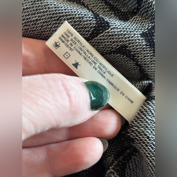 Liz Claiborne long scarf - Picture 4 of 6